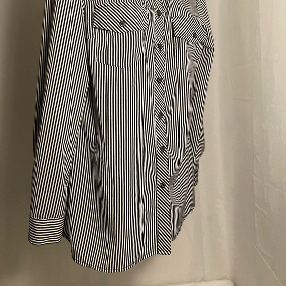 Button down small long sleeve top - Picture 2 of 16
